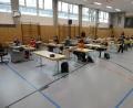 Bild: rn
Die Schüler der M 10 sehen im "Klassenzimmer Turnhalle" keine Nachteile. Sie halten mehr Platz und eigenen Tisch als "viel besser", bezeichnen die Verständigung jedoch als "nicht immer optimal".