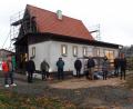 Bild: br
Im Rahmen einer Baustellenbesichtigung informierte sich der Gemeinderat, voran Bürgermeister Peter König (zweiter von links) über den Verlauf der Sanierungs- und Modernisierungsmaßnahme im und am Kolpinghaus in Riglasreuth. Über den Fortschritt der Bauarbeiten berichtete umfänglich Architekt Gerald Braun (dritter von links).