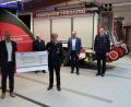 Bild: rab
Bei der Spendenübergabe wird das Schnelleinsatzzelt vorgestellt (von links): Vorstandsvorsitzender Frank-E. Kirchhof und Geschäftsstellenleiter Michael Liedl von der Raiffeisenbank Auerbach Freihung, Vereinsvorsitzender Günther Ernst, Kommandant Andreas Luber, Bürgermeister Uwe König und Zweiter Kommandant Johannes Amann.