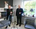 Bild: Stephanie Hottner
Bei der Eröffnung des Fußpflegesalons in Schnaittenbach (von links): Inhaberin Sabine Lorenz und Bürgermeister Marcus Eichenmüller, getrennt durch eine Plexiglaswand.