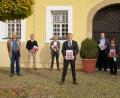 Bild: e
Bei der Buchvorstellung im Schloss Theuern zeigt Museumsleiter Martin Schreiner sein neuestes Werk.