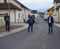Bild: bnr
Mit der Abnahme der Hofmarkstraße ist die Dorferneuerung in Guteneck abgeschlossen. Über das gute Ende freuen sich von links: Bürgermeister Johann Wilhelm, BOR Martin Stahr, Bauunternehmer Franz Wilhelm und sein verantwortlicher Vorarbeiter.