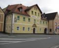 Bild: sei
Mindestens drei Angebote für eine Machbarkeitsstudie für die Verwendung des Gebäudes des "Gasthauses zur Post" werden eingeholt. Markt Mantel will trotz Corona keine Zeit verlieren.
