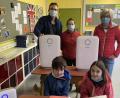 Bild: Stefanie Lutye-Küst/ exb
Familie Zuber stellt der Grundschule Königstein sechs Luftfilteranlagen zur Verfügung. Konrektorin Sieglinde Grüner-Kubitza (rechts) nimmt diese entgegen.
