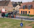 Bild: gru
Hier wird letzte Hand an die Asphaltflächen gelegt.