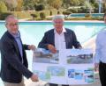 Bild: sam
Erörtern die Pläne für die Sanierung des Riedener Freibads (von links): Bürgermeister Erwin Geitner, MdB Alois Karl und Architekt Markus Maier.