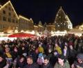 Archivbild: Wolfgang Steinbacher
Menschen drängen sich auf dem Amberger Weihnachtsmarkt: Ein Bild, das es im Corona-Winter 2020 definitiv so nicht geben wird. Auf Christbäume müssen die Amberger aber trotzdem nicht verzichten: Den Marktplatz wird im Advent eine Blaufichte zieren, den Malteserplatz eine Nordmanntanne.
