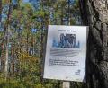 Bild: Gabi Schönberger
Hinweise der Gegner des geplanten Gewerbegebietes Weiden-West IV im Wald. Oberbürgermeister Jens Meyer will dem Aktionsbündnis Walderhalt, das ein Bürgerbegehren initiiert, nicht das Feld überlassen.