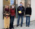 Bild: u
1000 Euro spendet die Kommode an die Selbsthilfegruppe Krebskranker Kinder Amberg-Sulzbach. Von links Gerda Krusche, Gabi Bauer, Marco Kind, der stellvertretende Vorsitzende der Selbsthilfegruppe, und Ursula Schneider.
