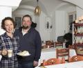 Bild: awo
Die Heimatunternehmer Kerstin und Matthias Frank in ihrem Hofcafé. Die Remise des früheren Klosterguts Mitterhof soll mit Unterstützung der Städtebauförderung saniert werden.