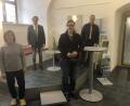 Bild: ck
Romina Völkl (Zweite von rechts) tritt im Schloss Friedrichsburg in Vohenstrauß ihre neue Stelle beim Verein Naturparkland Oberpfälzer Wald an. Sie wird die Zusammenarbeit der Kommunen, die früher als "Elf Freunde" bezeichnet worden sind, koordinieren. Die Moosbacher Tourismusbüroleiterin Claudia Rieß (links), Bürgermeister Reiner Gäbl aus Eslarn und der Vohenstraußer Bürgermeister Andreas Wutzlhofer heißen sie willkommen.