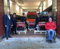 Bild: ibj
Mit Bürgermeister Bernhard Lindner, den Kommandanten Sebastian Mattner (Mimbach), Richard Ertl (Iber), Norbert Lindner (Süß), Kreisbrandmeister Michael Iberer und dem gemeindlichen Feuerwehrbeauftragten Jürgen Weiß (von links) erfolgt die offizielle Übergabe der neuen Tragkraftspritzen.