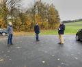 Bild: Eichl
Der stellvertretende Bürgermeister Karl Völkl (rechts) bespricht mit Baudirektor Gerhard Kederer (links) und MdL Stephan Oetzinger Lösungen für einen Radweg zwischen Letzau und Theisseil.