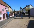 Bild: sne
Günter Rauh, , der Wassermeister der Stadtwerke, Bautechniker Oliver Fehr, Stadtbaumeister Hans Rettinger und Bürgermeister Edgar Knobloch (von links) begutachten die Baustelle im Kollermühlweg. Dort werden Straßenoberfläche und Frostschutz erneuert.