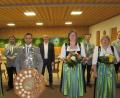 Bild: exb
Die frisch gekürten Gewinner in den einzelnen Wertungen und ihre Gratulanten (vordere Reihe von links): 1. Zofe Heidi Malotta, Schützenkönig Manfred Hiermann, Schützenliesl Michaela Krämer, 2. Zofe Elke Buchholz sowie (hintere Reihe, von links): 1. Ritter Daniel Malotta, Bürgermeister Erwin Geitner, 2. Ritter Samuel Fritz und Schützenmeister Thomas Graf.