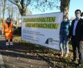 Bild: Portner
Mit einem großflächigem Plakat weist die Stadt Oberviechtach auf die Aktion „Zusammenhalten und mitmachen“ hin. Bürgermeister Rudolf J. Teplitzky war zusammen mit Selina Hummer vom Stadtmarketing dabei, als Bauhofchef Hubert Hammerer das Transparent gegenüber der Allee aufstellte.