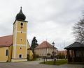 Bild: bey
Die Antennen auf dem Pfarrhaus (rechts) sollen durch eine neue Technik ersetzt werden. Damit könnte eine Beeinträchtigung der Sicht auf die Kirche verbunden sein. Der Gemeinderat gab der ausreichenden Mobilfunkversorgung Georgenbergs den Vorrang.