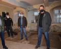 Bild: szl
Projektleiter Edgar Zwerenz, „Ackerbürger“-Vereinsvorsitzender Christian Schedl, sein Stellvertreter Wolfgang Giehl und Chef-Heimatunternehmer Alfred Wolf (von links) freuen sich über den Baubeginn im Ackerbürgerhaus.