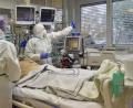 Symbolbild: Dalibor Glück/CTK/dpa
Auf Intensivstationen sind extrem umfangreiche medizinische Geräte wie Infusionstechnik, Beatmungs- und Monitoringeinheiten verbaut und ermöglichen die bestmögliche Behandlung für Corona-Patienten. Doch die wertvollen Kapazitäten sind knapp und können in einer Pandemie-Notlage schnell an ihre Grenzen kommen.