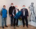 Bild: flt
Die Prokuristen Christian Baierl und Robert Christ (von links) übergaben mit Schmelzermeister Marcel Klemke und geschäftsführendem Gesellschafter Rainer Schmitt (von recht) an Museumsbetreuer Benno Krottenthaler (Mitte) das große koblatblaue Zylinderglas für die Glasexponate-Ausstellung.