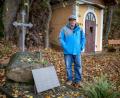Bild: Daniel Karmann
Ein Gedenkstein erinnert in Vilseck an die Opfer von Kaprun. Den Ski-Club gibt es noch, samt neuem Vereinsheim. Als Vorsitzender will Markus Hiltel das Vereinsleben wach halten.