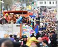 Archivbild: Gabi Schönberger
Ein Bild aus der vergangenen Saison: Rund 20.000 Menschen feiern auf dem Neustädter Faschingszug. In Corona-Zeiten ist das unvorstellbar.