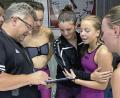 Bild: exb
Schwimm-Trainer German Helgert, der sich hier mit seinem Wettkampfteam bespricht, macht sich Sorgen um den Nachwuchs. Durch die aktuelle Corona-Situation macht sich das allerdings erst in vier bis fünf Jahren bemerkbar.