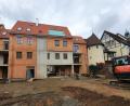 Bild: Josef Wieder
Vom Unteren Tor (rechts) bis weit in die Gasse Hinterm Wall ziehen sich die Anwesen der Familie Heigl. Unmittelbar am einzigen noch erhaltenen Schalenturm der Zwingermauer, der Wallenstein-, Prinz-von-Bayern- und Weizäcker-Suite ergänzt, ist das "Badhornhaus" angebaut. Er wird der Familie Heigl drei Wohnungen, wobei eine Luzia Gründel mietet, sowie drei "Longstay Appartements" für das Klassik-Hotel am Tor bieten.