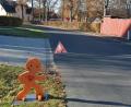 Bild: jr
Am Mittwochabend im Gemeinderat Pechbrunn regte eine Zuhörerin das Aufstellen einer Warnfigur nahe des Spielplatzes in der Gartenstraße an. Bereits am Donnerstagvormittag wurde der Wunsch in die Tat umgesetzt.