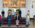 Bild: Foto Hummer
In zwei Gottesdiensten spendete Domkapitular Johann Ammer (hinten links) den 60 Jugendlichen aus Tirschenreuth, Wondreb, Mähring, Griesbach und Großkonreuth die Firmung. Vom KDFB Tirschenreuth erhielten alle Firmlinge einen selbst genähten Mund-Nase-Schutz als Geschenk. Hier das erste Gruppenbild des Gottesdienstes um 9 Uhr.