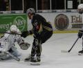 Bild: gb
Die Blue Devils Weiden um Goalie Philipp Lehr (links) und Magnus Enk (rechts) empfangen am Freitagabend die Starbulls aus Rosenheim.