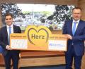 Bild: ü
Insgesamt sechs Vereine und Institutionen aus der Verwaltungsgemeinschaft Kirchenthumbach bedachten Joachim Geyer (rechts), der Vorstandssprecher der Raiffeisenbank Oberpfalz Nordwest eG, und Phillip Kroher, der Leiter der Geschäftsstelle Kirchenthumbach, mit einer Spende aus dem Gewinnsparen.