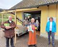 Bild: lg
Während im Hintergrund die Obstpresse auf Hochtouren lief, übergab OGV-Vorsitzender Karl Ruhland (Mitte) die 500-Euro-Spende an Stadtpfarrer Alfons Kaufmann (links).