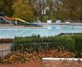 Bild: Petra Hartl
Seit einigen Wochen ist das Hockermühlbad geschlossen und befindet sich bereits in der herbstlichen Ruhephase. In den Jahren 2021 bis 2024 soll es teilweise saniert werden.