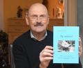 Bild: Gabi Schönberger
Ferdinand Schönberger (70) präsentiert sein zweites Buch mit dem Titel "Nu mäinårå!" (Noch mehr!) über Pirker Mundart. Bebildert hat er es mit eigenen schwarz-weißen Naturaufnahmen.