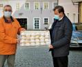 Bild: ubb
Lions-Präsident Hans-Jürgen Jokiel und Distrikt-Governor Franz Göhl (von links) haben am Montag einen ersten Blick auf die Boxen mit jeweils 24 Krapfen geworfen. Am Mittwoch werden unzählige solcher Boxen mit frischen Krapfen an die teilnehmenden Firmen und Behörden ausgeliefert.
