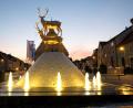 Bild: Alfred Härtl
Zwei goldene Hirsche zieren den Hirschauer Stadtbrunnen.