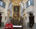 Bild: gm
Den schön restaurierten Hochaltar in der Ebermannsdorfer Johanniskirche erläutert Heimatpflegerin Christine Schormüler. Sie bezeichnet das geschichtsträchtige Gotteshaus als Kulturdenkmal.
