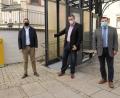 Bild: Joachim Gebhardt
„Da muss er hin“, meint CSU-Fraktionssprecher Patrick Fröhlich (Mitte) zum geplanten Aufzug für die Tiefgarage am Eingang beim Rathaus. Gemeinsam mit Günter Koller (rechts) und Florian Bart (JU) will er sich für eine baldige Verwirklichung einsetzen.