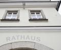 Symbolbild: Petra Hartl
Auch wenn die Freien Wähler Bedenken äußerten: Die Stadtratssitzung in Neustadt/WN findet am Dienstag, 10. November, im Pfarrheim statt. Aus dem Rathaus Neustadt (Bild) heißt es, dass etwa das Städtebauförderprogramm 2021 auf der Agenda steht.