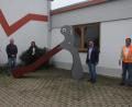 Bild: wro
Vorgestellt wurde das neue Spielgerät von Bauhofleiter Michael Klarner und Zweitem Bürgermeister Michael Dutz (von rechts).Den Ankauf unterstützten Barbara Forster und der Förderverein „D‘ Hankerler“, vertreten durch Hans Eichhammer und Michaela Thoma (von links).