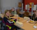 Bild: kaz
Marlene Züllich, Natalie Brandl und und Alina Grüner (von links) machen in der Mensa des Stiftland-Gymnasiums Mittagspause. Sie sind durch Plexiglasscheiben getrennt.
