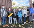 Bild: ph 
Stolz präsentieren die Schüler der AG Bienen das geerntete Wachs. Fachlehrer Dominic Lohr und Imker Johann Pilarski begleiteten die Arbeiten.