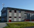 Bild: jr
Auf einen wiederholt geäußerten Vorschlag zur Zusammenlegung der Feuerwehren Groschlattengrün und Pechbrunn im Gemeinderat hat jetzt Kreisbrandrat Andreas Wührl reagiert. Im Bild das neue Gerätehaus der Groschlattengrüner Wehr.