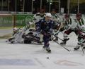 Bild: gb
Die Blue Devils unterlagen am Freitag zum Saisonauftakt den Starbulls Rosenheim mit 1:4. Hier haben Dennis Palka und Marius Schmidt (rechts) gegen die Übermacht der Gäste das Nachsehen.