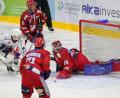 Bild: Roland Rappel
Die Blue Devils gewannen am Sonntag beim Deggendorfer SC mit 2:0. Hier schießt Dennis Palka (weißes Trikot) zum 1:0 ein.