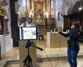 Bild: do
"Ein Licht geht uns auf in der Dunkelheit" singt Pfarrer Adrian Kugler. Das Bild mit dem Prior des Klosters Speinshart und Erzieherin Annalena Herr entstand während der Videoaufnahme für die St.-Martinsfeier.