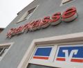 Symbolbild: ll
Nur ein Beispiel in der Region: Die gemeinsame Bankfiliale von Sparkasse und Raiffeisenbank in Michelfeld bei Auerbach (Kreis Amberg-Sulzbach) schließt. Die beiden Kreditinstitute denken jedoch über eine räumliche Zusammenarbeit an anderen Standorten nach.