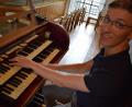 Bild: szl
Florian Löw am Spieltisch der Weise-Orgel in der Plößberger Pfarrkirche.