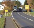 Bild: bkr
Eng auf der Staatsstraße wird es beim Begegnungsverkehr von Schwertransporten – und der wächst ständig. Fußgängern bleibt nur noch, in den Straßengraben auszuweichen.
